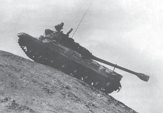 Танк Т-10 на испытаниях преодолевает крутой склон